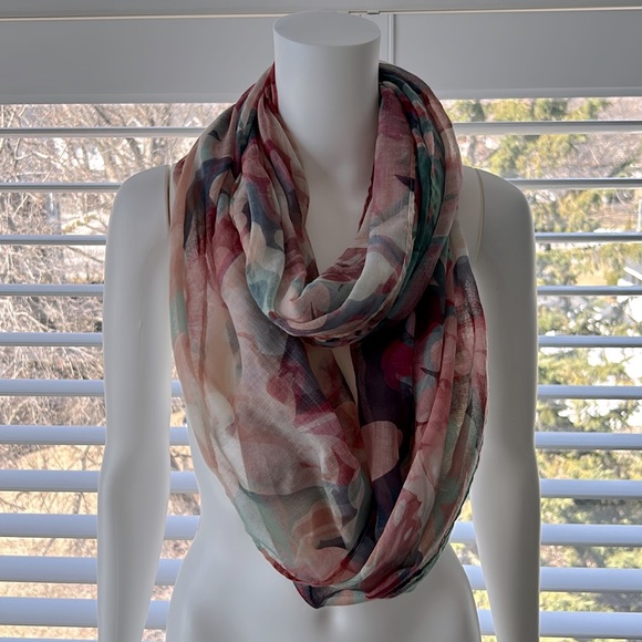 FRONT ROW SOCIETY Women’s Lightweight Pink Coral Green Floral Infinity Scarf - Picture 2 of 6